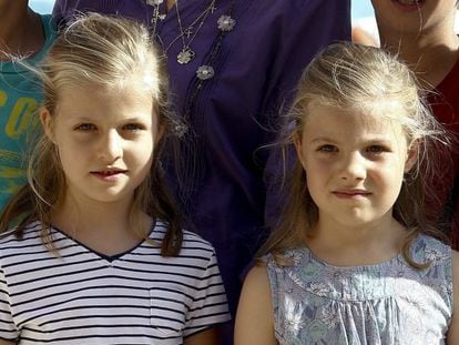 Las infantas Leonor, a la izquierda, y Sofía, en Palma de Mallorca.