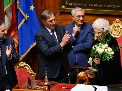 Ignazio La Russa, nuevo presidente del Senado italiano, despide a Liliana Segre con un ramo de flores.