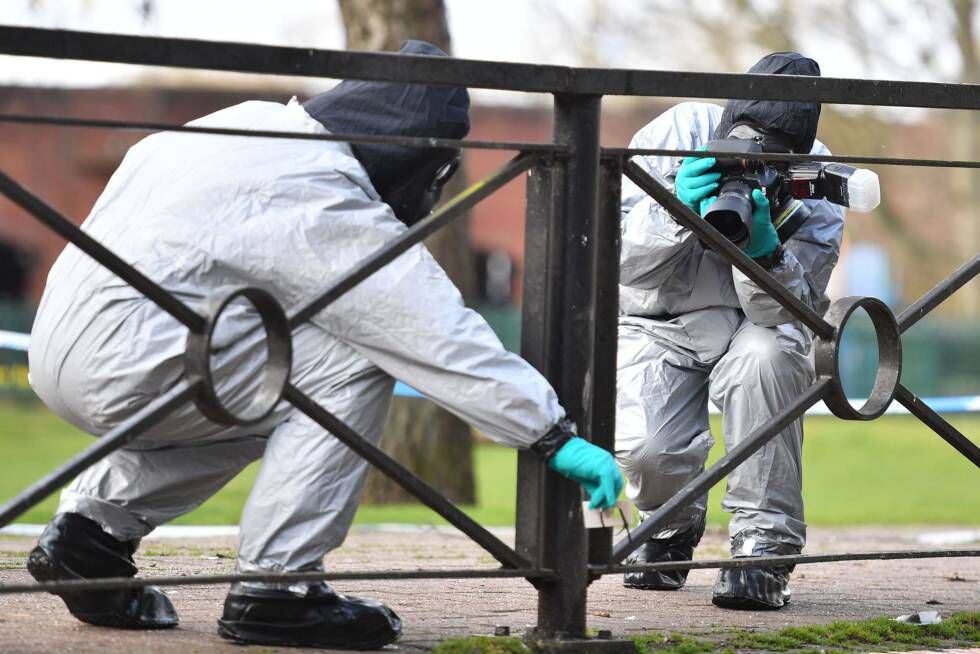 Expertos de la OPAQ analizan la zona de Salisbury en la que fueron envenenados Serguéi Skripal y su hija, a mediados de marzo.