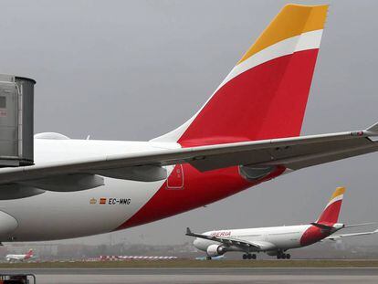 Aviones de Iberia, en el aeropuerto de Barajas.