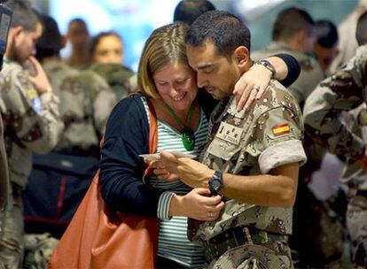 Un soldado se despide su mujer en el aeropuerto de El Prat de Barcelona.