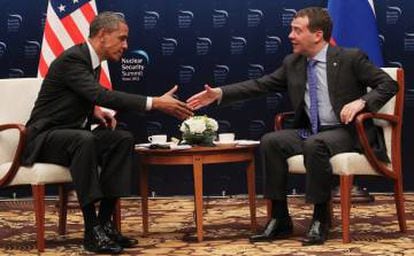 Obama y Medvedev se saludan durante la Cumbre de Seguridad Nuclear en Seúl en 2012.