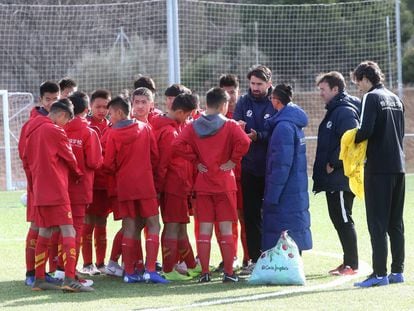 Rubén de la Red da instrucciones a los jugadores del Guangzhou.