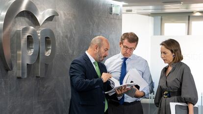 Alberto Núñez Feijóo, Cuca Gamarra y el senador Pedro Rollán en el comité de dirección del partido, este martes en Madrid. E