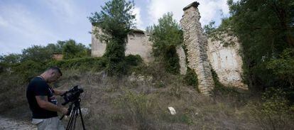 Un equipo de la television rusa graba un reportaje en Esblada, un pueblo de Tarragona que se vende.