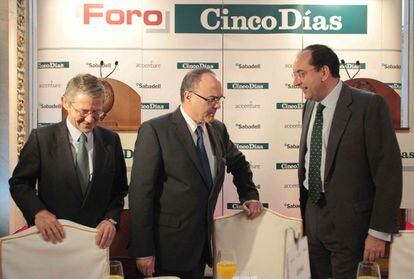 Vicente Moreno, presidente de Accenture;Luis María Linde, gobernador del Banco de España y Ramon de la Riva, subdirector general del Banco de Sabadell