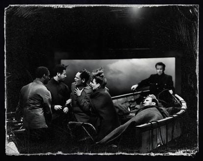 Una imagen del rodaje de 'Náufragos', con algunos de sus protagonistas navegando en el océano que Hitchcock recreó en un estudio.