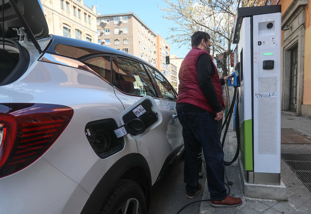 Más de 1.000 gasolineras deberán ofrecer servicios de recarga para vehículos eléctricos antes de agosto de 2023