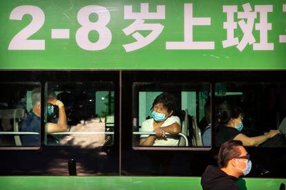 Ciudadanos llevan mascarillas en un autobús en Pekín, el 21 de agosto.