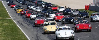 Porsche de varias &eacute;pocas sobre la pista del circuito catal&aacute;n de Montju&iuml;c en un evento similar al que se celebrar&aacute; en Madrid, en Jarama, del 14 al 16 de octubre.