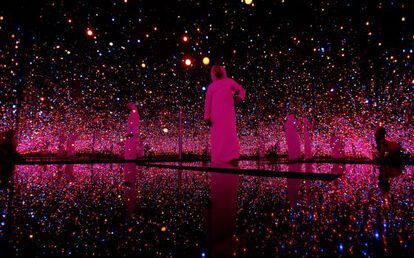 La instalación 'Infinity mirrored room' (Espacio de la infinidad reflejada) de la artista Yayoi Kusama.