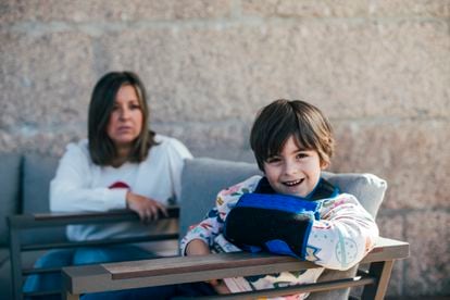 El pequeño Lucas, este martes en su casa de Vilaboa (Pontevedra), con su madre, Sara Castro, al fondo.
