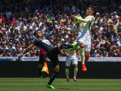 Rabello disputa el balón contra Álvarez en el 'clásico'