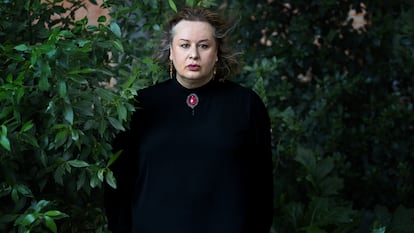 La escritora Alana S. Portero posa, el pasado 4 de mayo, en el parque del Retiro de Madrid.