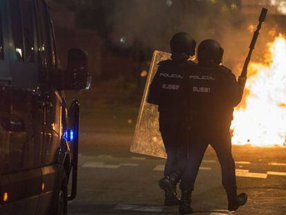 Agentes de la Policía Nacional en unos de los disturbios en el centro de Barcelona del pasado martes.