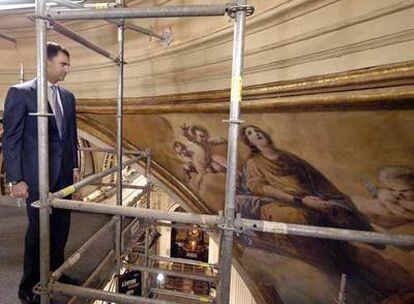 El Príncipe Felipe contempla las pinturas de Goya en la Basílica del Pilar de Zaragoza.