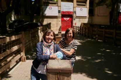 Las hermanas Mirenjo y Arrosa Larrainzar posan subidas al vallado del encierro en la bajada al callejón de la Plaza de Toros de Pamplona.