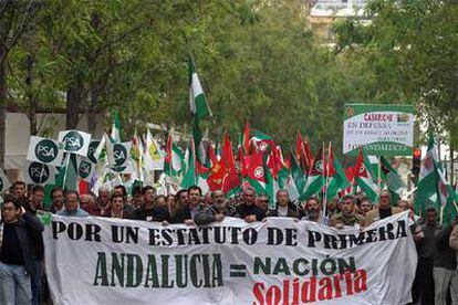 Una imagen de la cabecera de la manifestación, ayer, en Sevilla.