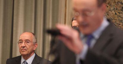 El exgobernador del Banco de España, Miguel Ángel Fernández Ordóñez, escucha a su sucesor, Luis María Linde, en su toma de posesión.
