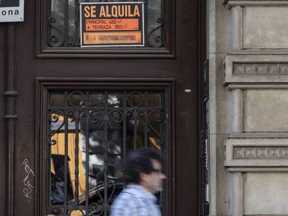 Cartel de alquiler en un portal de Barcelona.
