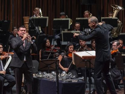 El trompetista venezolano Pacho Flores interpreta una pieza acompañado por la Orquesta Sinfónica de Minería.