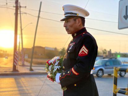 Retired U.S. Marine Esteban Perez Nunez, known as the “Soldado del Amor” (Soldier In Love), holds a flower bouquet at the corner where he met a woman named Cecilia for whom he has been waiting for 27 years, during Valentine's Day, in Nuevo Laredo, Mexico February 14, 2023. REUTERS/Jasiel Rubio NO RESALES. NO ARCHIVES. REFILE- CORRECTING NUMBER OF YEARS