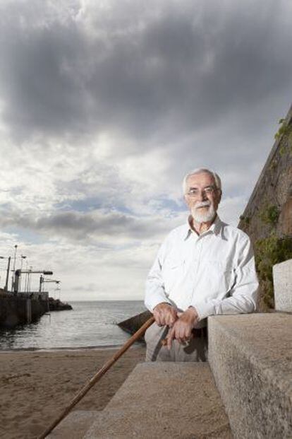 Bernardino Graña, en la escalera del puerto de O Portiño. / XURXO LOBATO