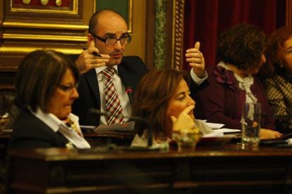 Andoni Aldekoa hace un gesto durante un pleno del Ayuntamiento de Bilbao.