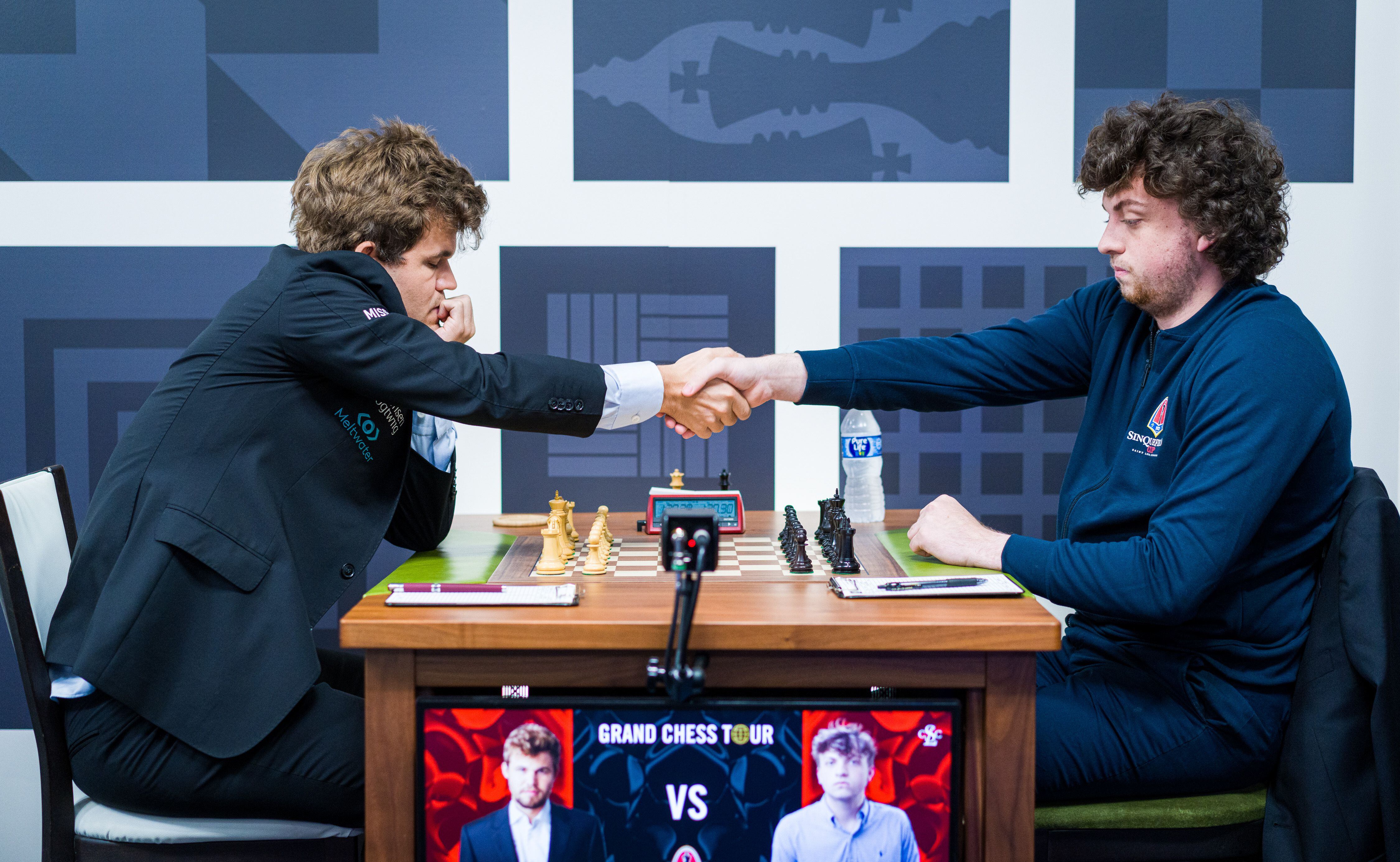 Magnus Carlsen (izquierda) y Hans Niemann se saludan al inicio de su partida en la Copa Sinquefield el 4 de septiembre de 2022