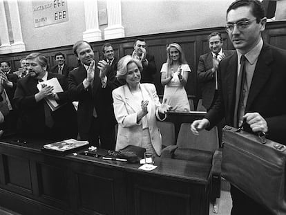 Alberto Ruiz-Gallardón, el 28 de junio de 1995, durante su investidura como presidente, con Cristina Cifuentes detrás.