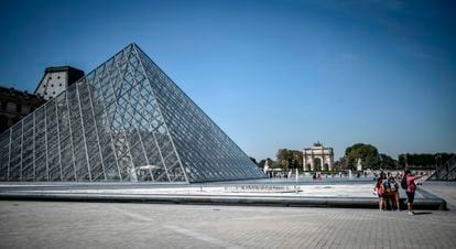El espacio de la Pirámide del Louvre, semivacía el día 6.