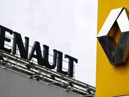 Logo del grupo Renault frente a su planta en Moscú, Rusia.