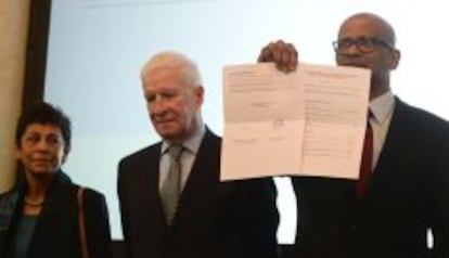 Ram Manikkalingam, jefe de la Comisión Internacional de Verificación, muestra los documentos con el listado de armas que ETA asegura haber destruido.
