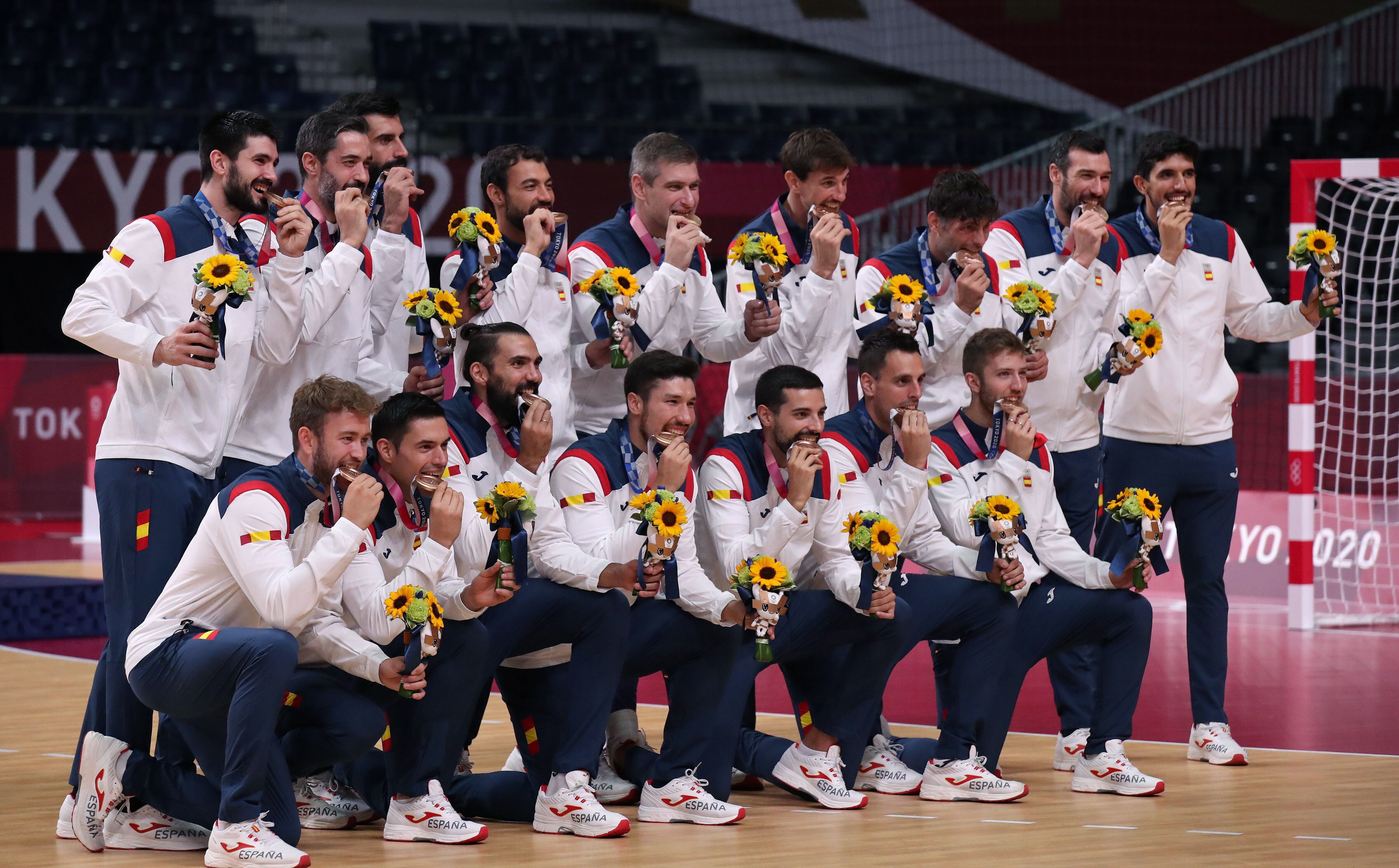 España recibe el bronce en balonmano durante los Juegos Olímpicos de Tokio 2020. EFE/EPA/TATYANA ZENKOVICH