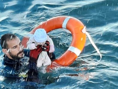 Un agente de la Guardia Civil rescata a un bebé en la frontera de Ceuta con Marruecos.