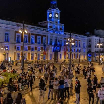 DVD 1052 (08-05-21)
Decenas de personas en la Puerta del Sol pasadas las 23 horas. 
Foto: Olmo Calvo
