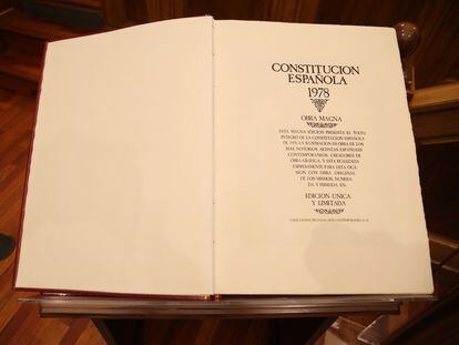 Un ejemplar de la Constitución Española, en el salón de plenos de las Cortes de Castilla-La Mancha, a 4 de diciembre de 2021, en Toledo.