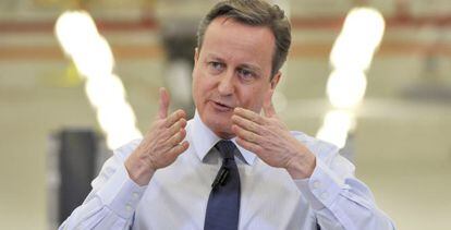 El primer ministro brit&aacute;nico, David Cameron, hoy durante su visita a una planta de Siemens en el sur de Inglaterra. REUTERS