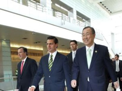 El presidente de México, Enrique Peña Nieto, escoltado por el secretario de la ONU, Ban Ki-moon y el ministro de Exteriores, José Antonio Meade