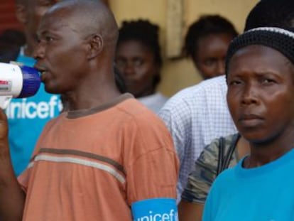 Miembros de una ONG asociada a UNICEF informan sobre el &eacute;bola en Conakry, la capital de Guinea. 