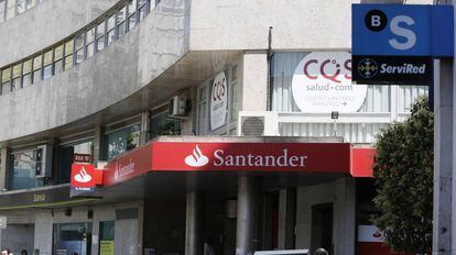 Oficinas bancarias de Bankia, Santander y Banco Sabadell en Madrid.