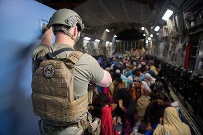 Evacuación en un avión militar estadounidense en el aeropuerto de Kabul este martes.
