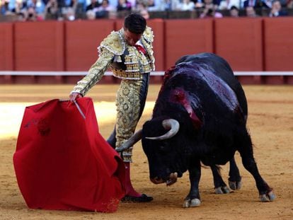 Diego Urdiales, durante la faena al primer toro de su lote.