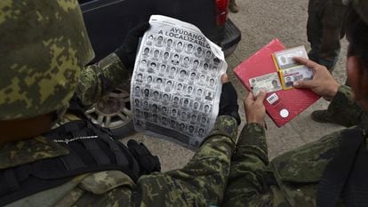 En una fotografía de archivo, soldados revisan identificaciones durante una operación de búsqueda de los 43 estudiantes en las carreteras del Estado de Guerrero, cinco días luego de que desaparecieran, en 2014.