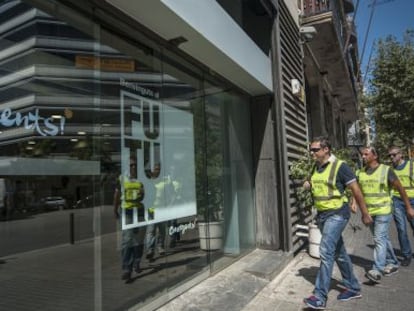 Guàrdies civils entren a la seu de CDC per escorcollar-la.