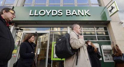 Unos peatones pasan por delante de una sucursal de Lloyds en Londres,