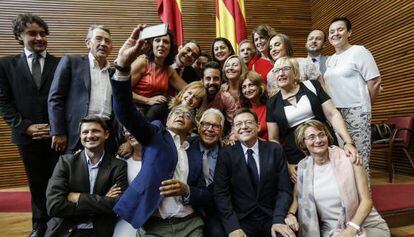 El Grupo del PSPV a les Corts es fa una 'selfie' amb Ximo Puig com a president de la Generalitat.