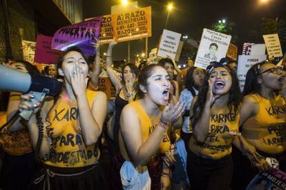 Un grupo de jóvenes, en la manifestación del martes contra Keiko Fujimori.