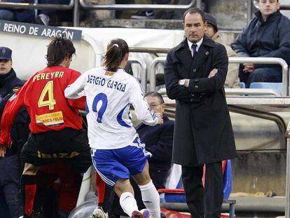 Víctor Fernández, ayer ante Pereyra y Sergio García.