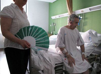Los pacientes y familiares del ala sur del hospital Clínico tuvieron que usar abanicos y ventiladores para soportar el calor de ayer.